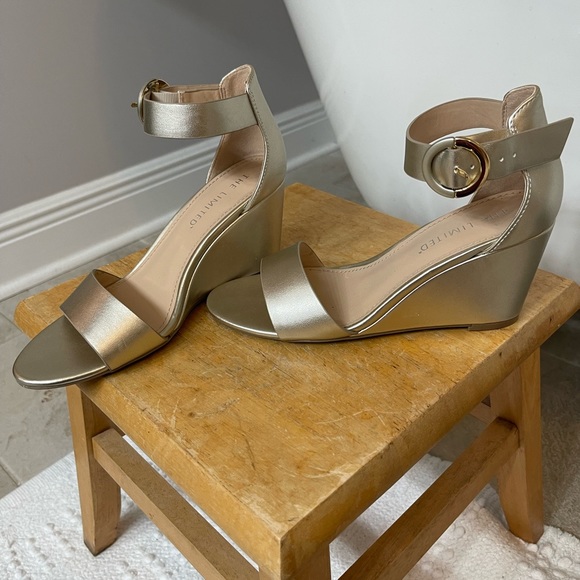 THE LIMITED Women’s size 6 1/2 wedge shoe - Picture 4 of 11